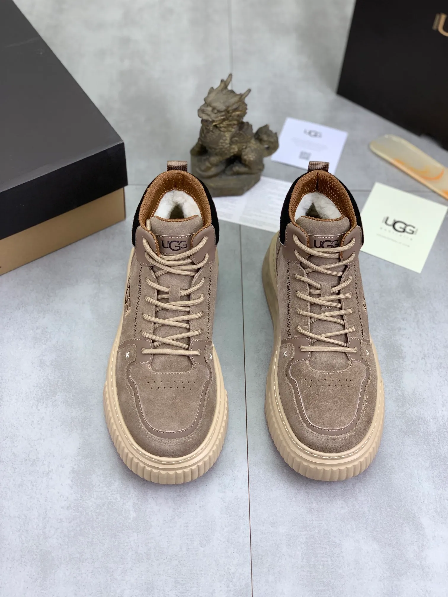 Men's shoes 💰P640 [New style] 💰 🆘 "Real wool" [UGG] 👉The popular men's shoes are synchronized with the official website 🔰The quality of the genuine products [satisfied] is not comparable to the imitations in the general market 🌀The upper is imported Italian frosted cowhide, and the lining is: foot pad 🅰️ grade 🐑Real wool👻Only Grade A can show the effect The hand feels smooth and delicate 🔱The shoe shape is grand, only genuine manufacturers can achieve it 🎄The perfect toughness of the original outsole 👻⬛️ can allow customers to bid farewell to one-time consumption. Real wool lining, super warm. Available in brown or gray. Number of yards: 39-44
